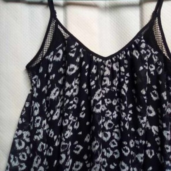 Express Black & White Abstract Print Flowy Trapeze Dress - Picture 3 of 4